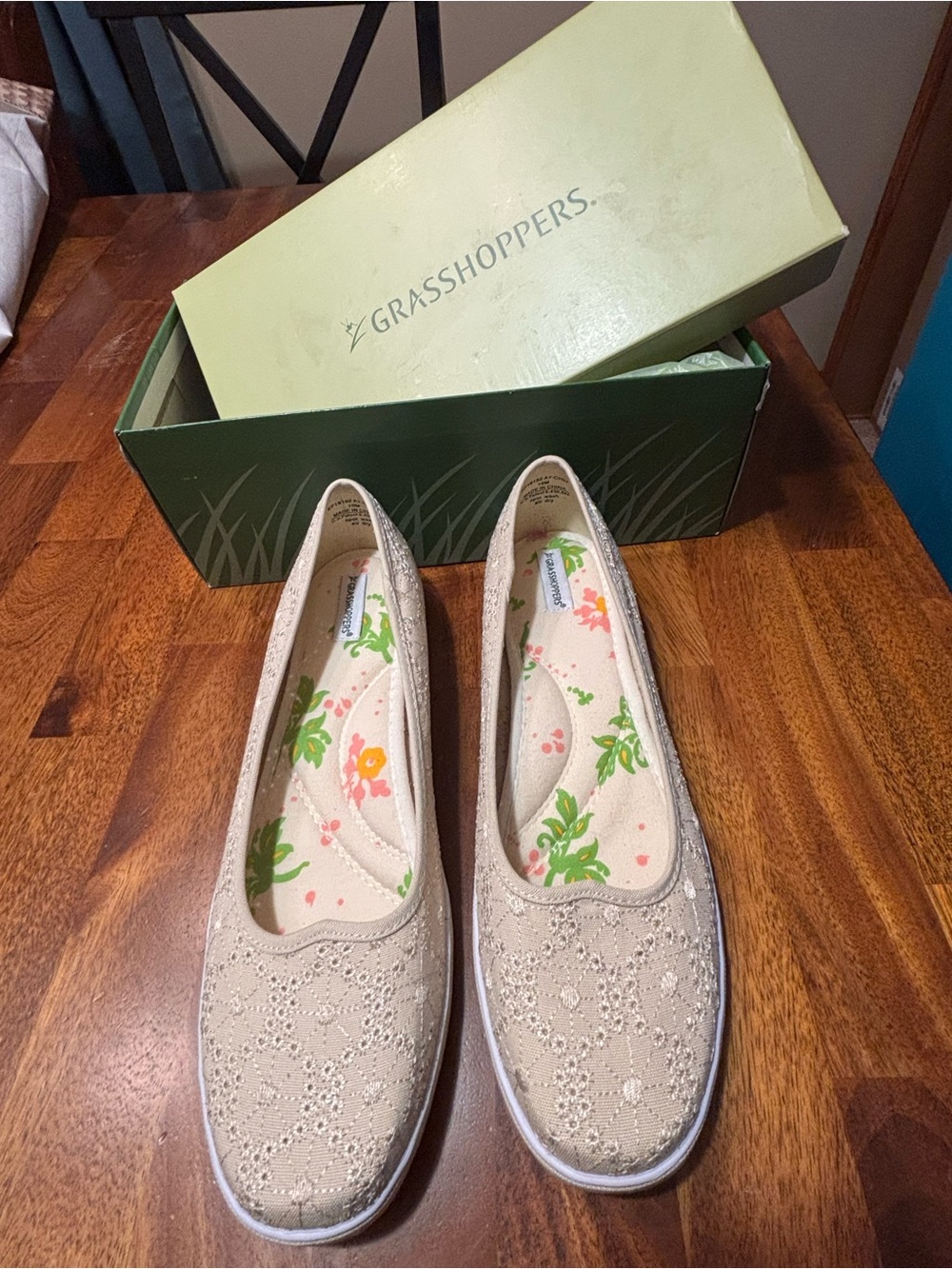 Vintage Grasshoppers Women's Light Beige Lace Slip-On Flats